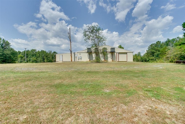 view of yard featuring an outbuilding