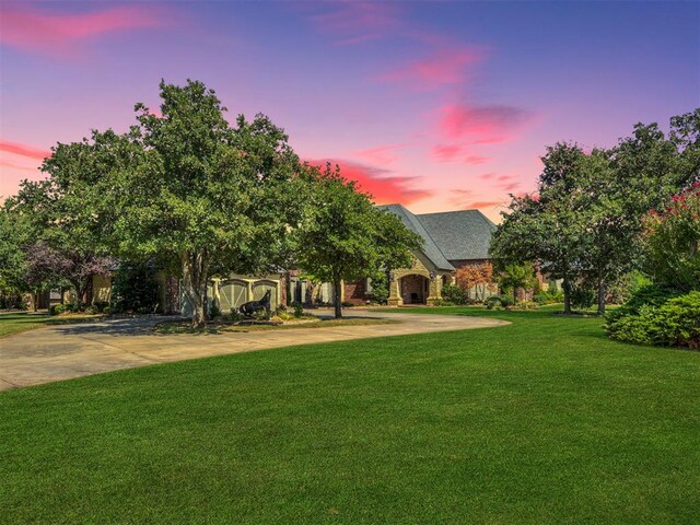 view of yard at dusk