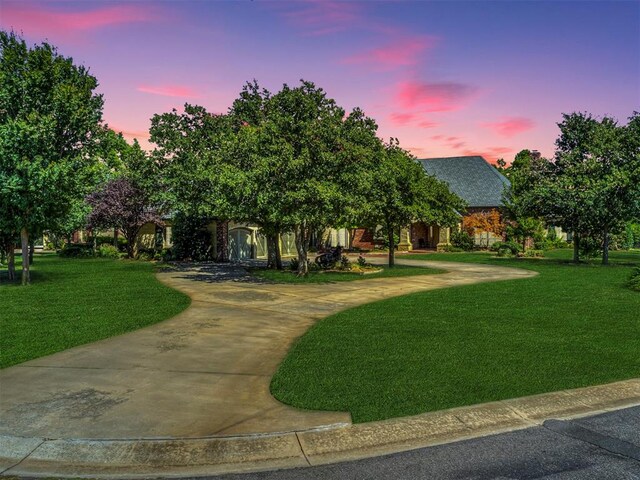 view of front facade with a lawn