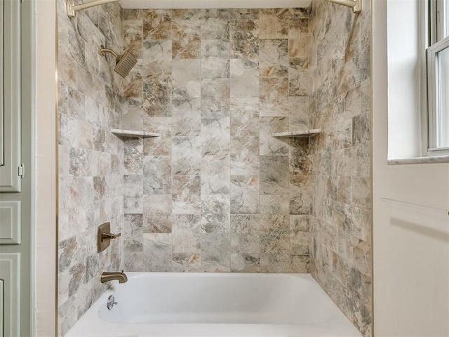 bathroom with tiled shower / bath combo