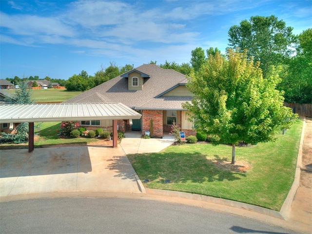 view of front facade featuring a front yard