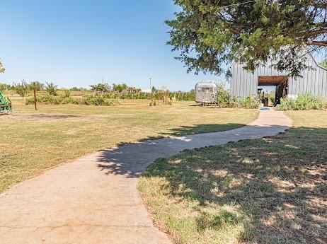 view of yard featuring an outbuilding