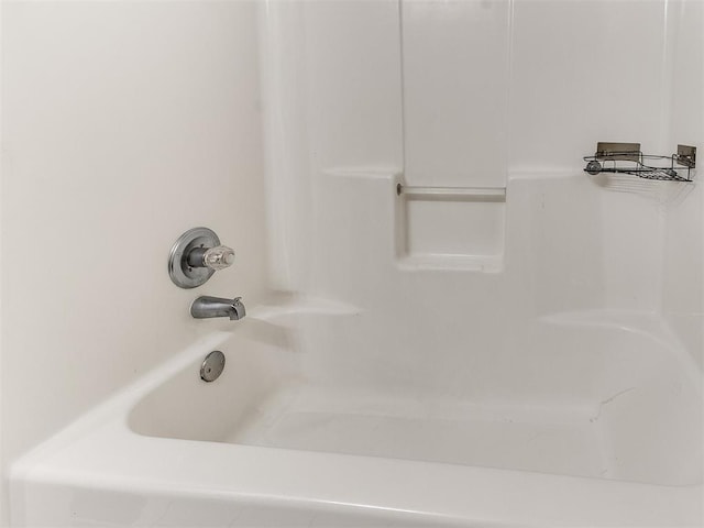 bathroom with bathtub / shower combination