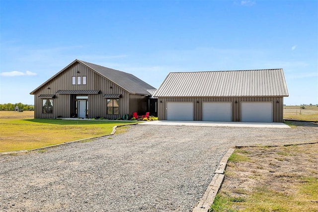 view of front of property featuring a front lawn