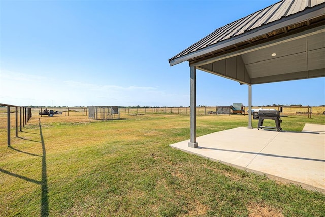 view of yard featuring a rural view