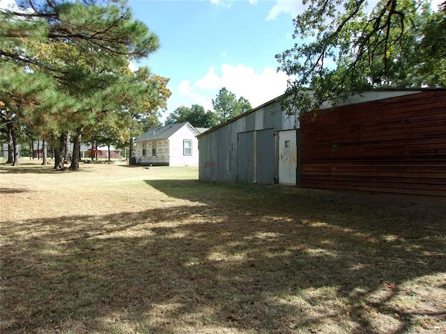 view of yard featuring an outbuilding