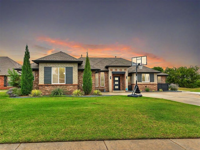 view of front facade with a lawn