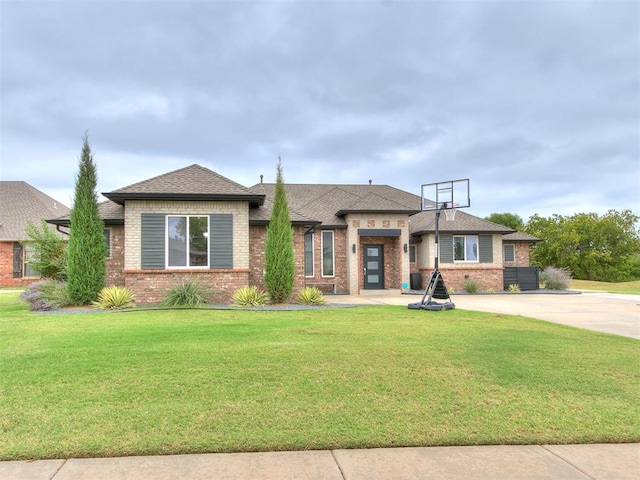 view of front of home featuring a front lawn