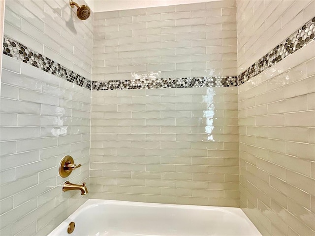 bathroom featuring tiled shower / bath combo