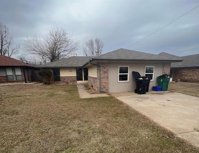 view of front facade featuring a front yard