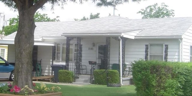 1545 SW 45th St, Oklahoma City, OK 73119 - view of front facade featuring a porch and a front yard