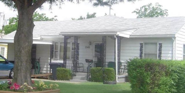 view of front facade featuring a porch and a front yard