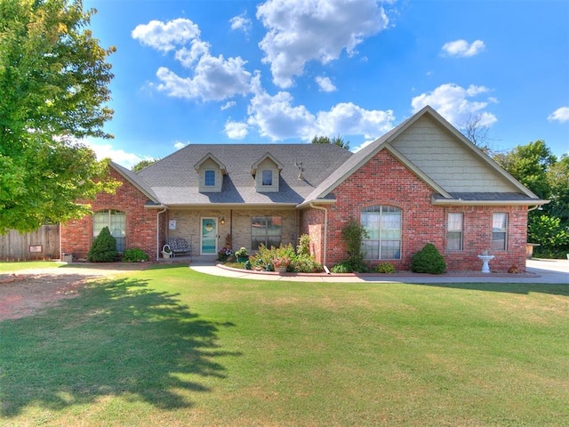 view of front of property featuring a front lawn