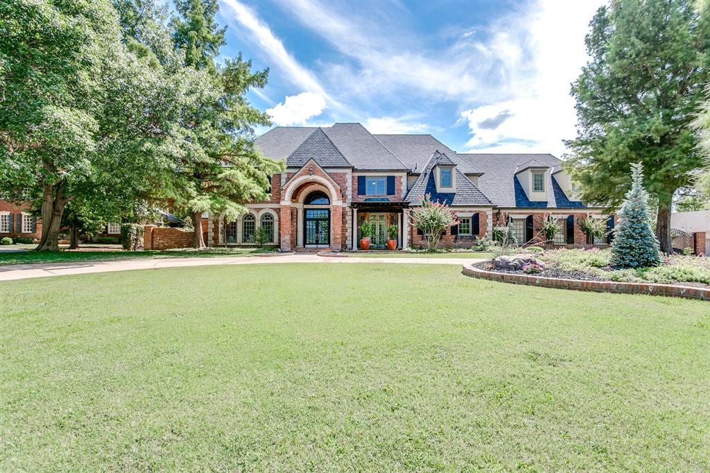 view of front of house featuring a front lawn