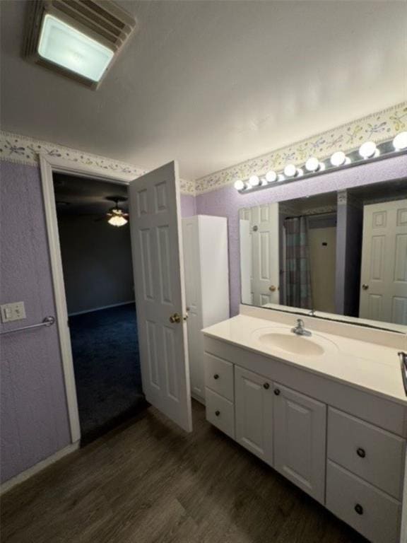 bathroom featuring hardwood / wood-style floors, vanity, ceiling fan, and a shower with shower curtain