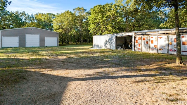 view of yard with an outbuilding