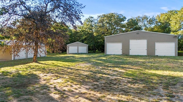 view of yard with an outbuilding and a garage