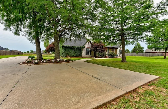 view of front of home featuring a front lawn