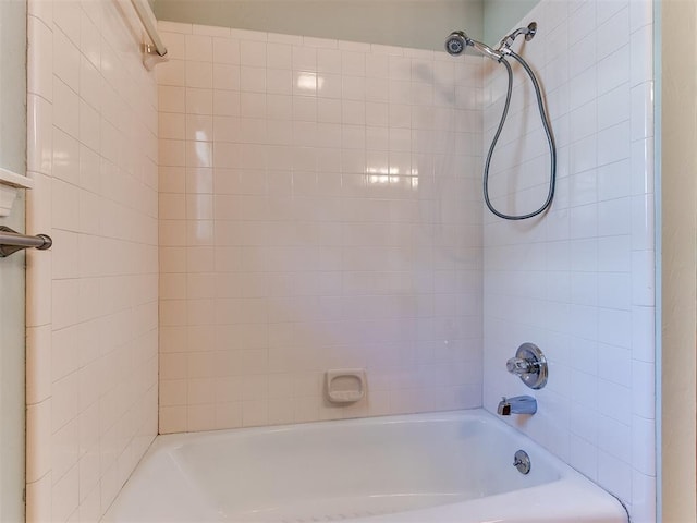 bathroom featuring tiled shower / bath