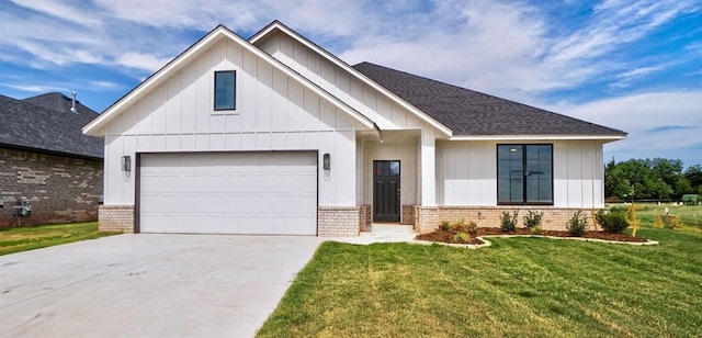 view of front of property featuring a garage and a front lawn