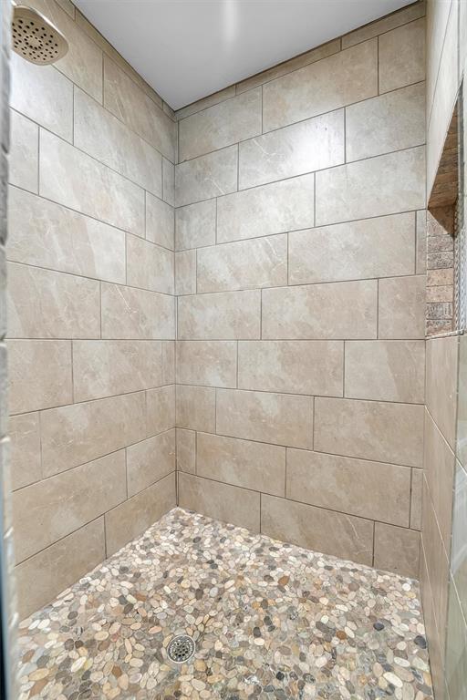 bathroom featuring a tile shower