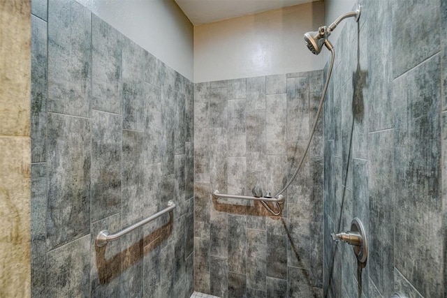 room details featuring tiled shower