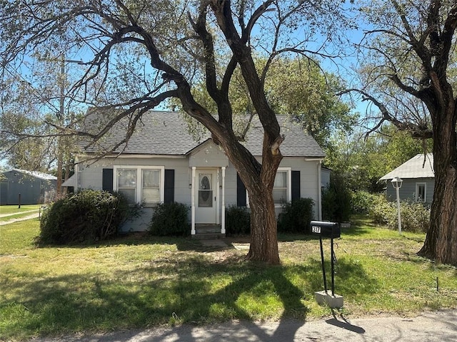 view of front facade featuring a front lawn