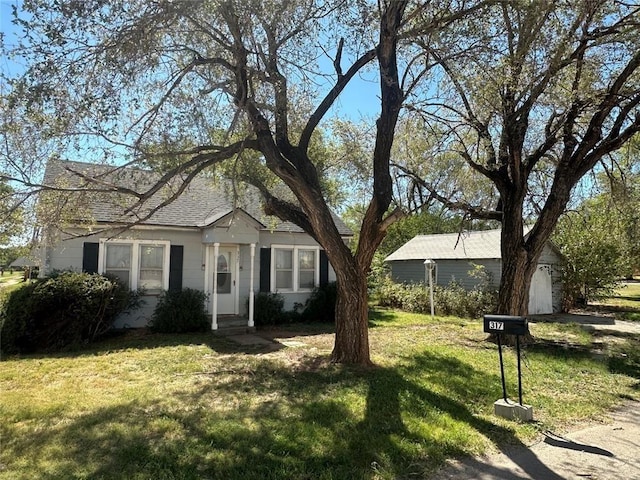 view of front of home featuring a front yard