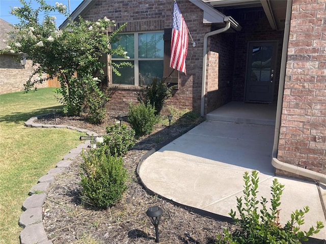 property entrance featuring a yard