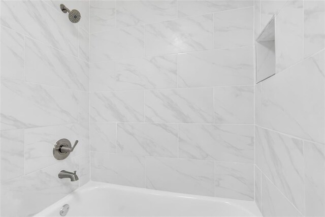 bathroom featuring tiled shower / bath combo