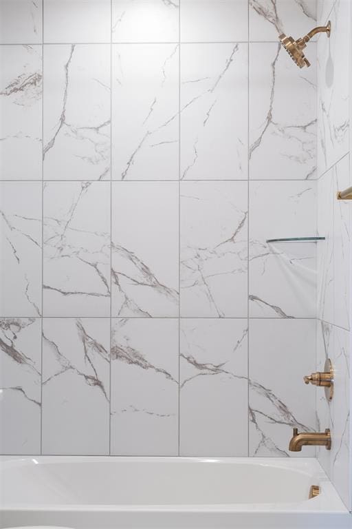 bathroom featuring tiled shower / bath