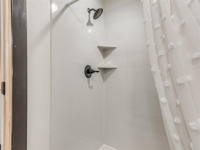 room details featuring a shower with shower curtain