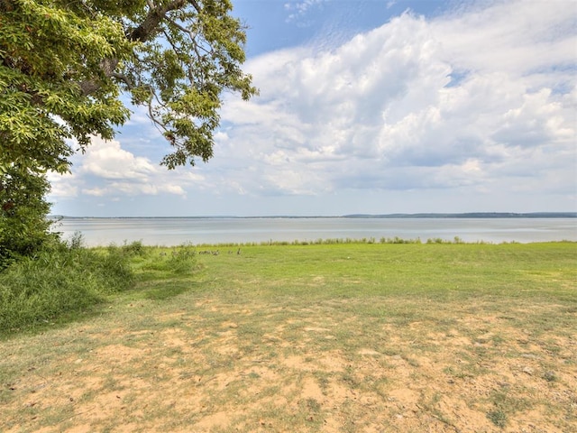 view of yard featuring a water view