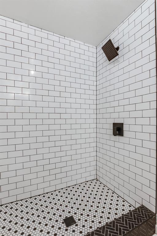 bathroom featuring a tile shower