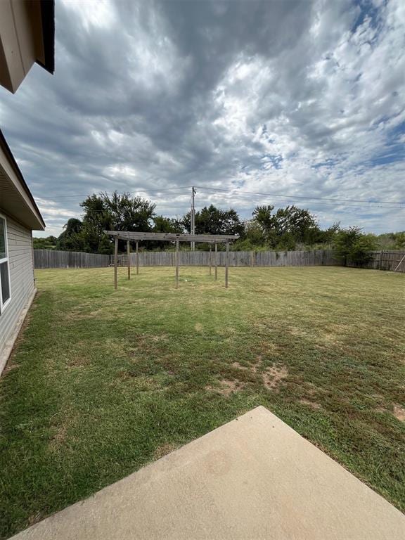 view of yard featuring a patio