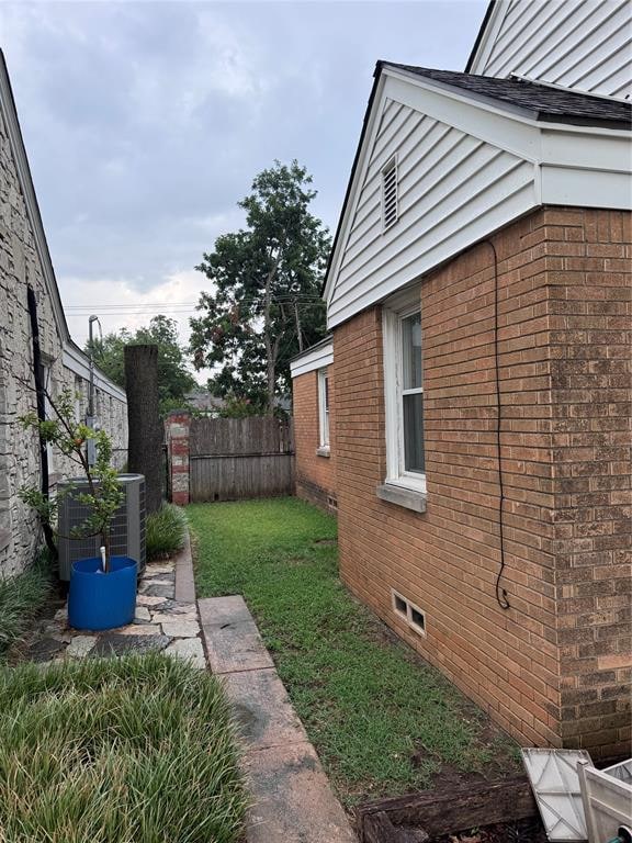 view of yard featuring central AC unit