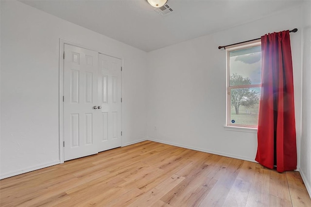 unfurnished room with light hardwood / wood-style flooring