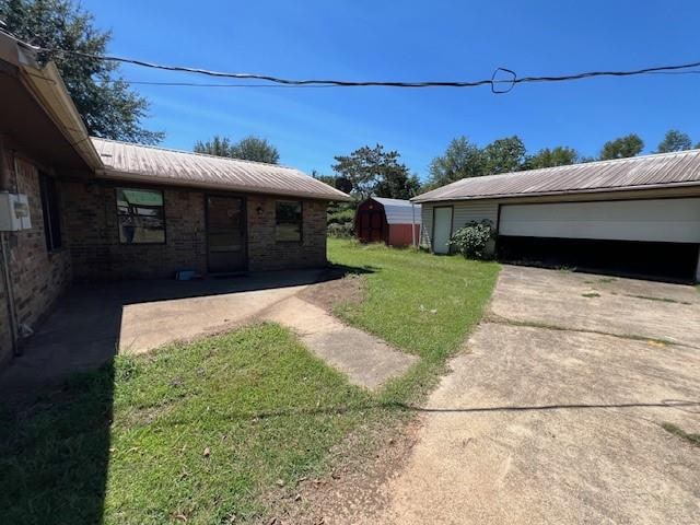 view of yard with a storage unit