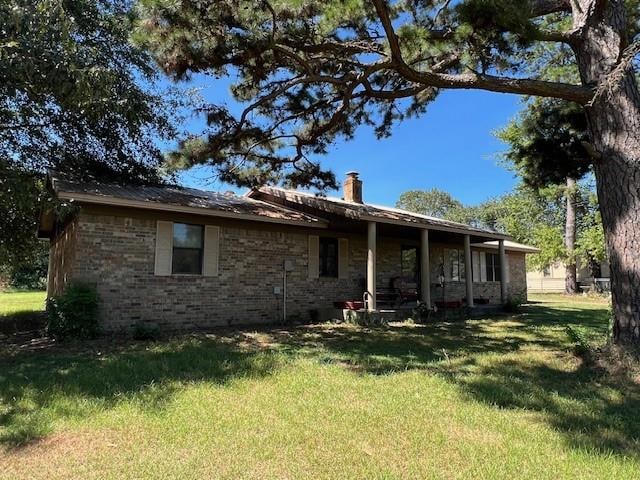 view of front of property featuring a front yard