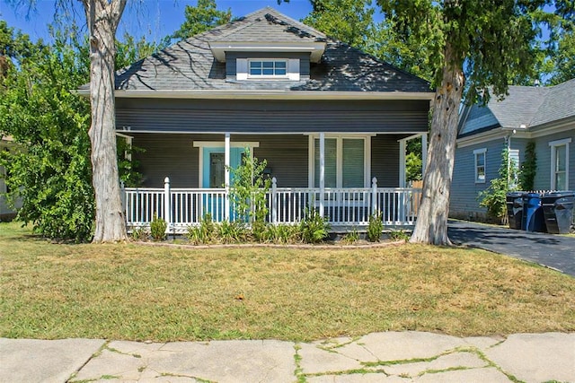 view of front of property featuring a porch and a front yard