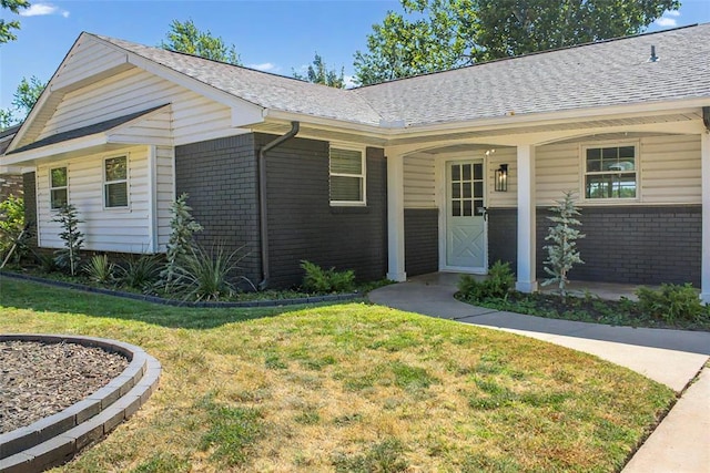 view of front facade featuring a front yard