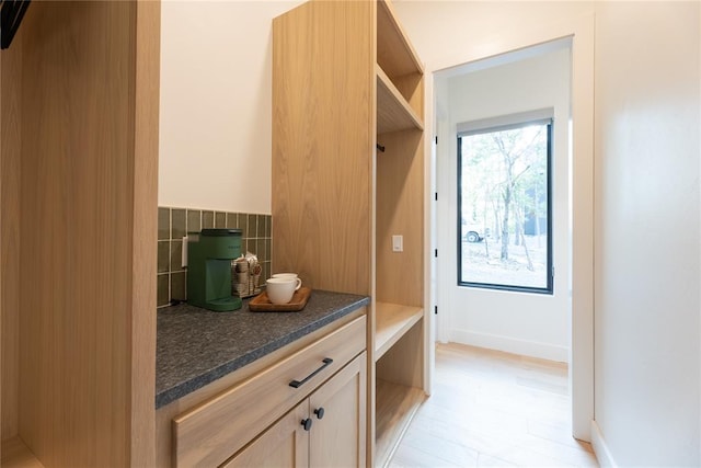 bathroom featuring decorative backsplash and vanity