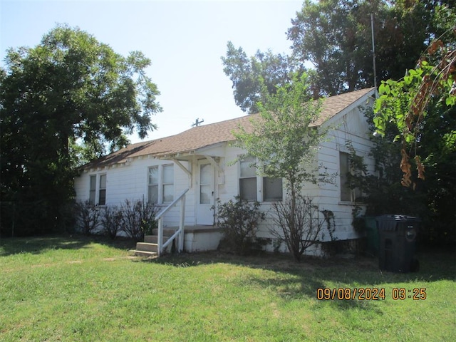 view of front of property with a front yard