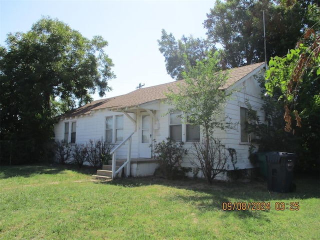 single story home featuring a front lawn