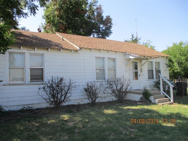 view of front of property with a front yard