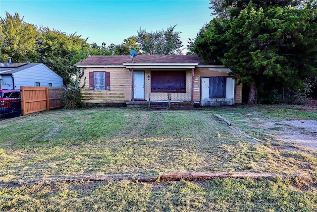 single story home featuring a front yard