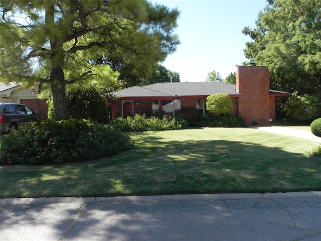 single story home with a front lawn