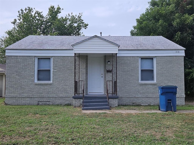 view of front of property featuring a front lawn