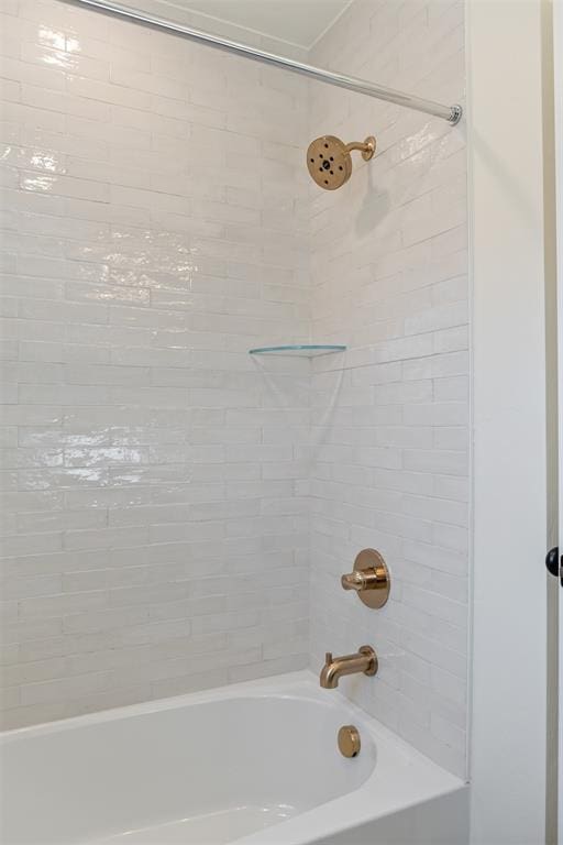 bathroom with tiled shower / bath