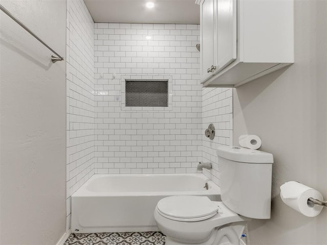 bathroom with tiled shower / bath and toilet